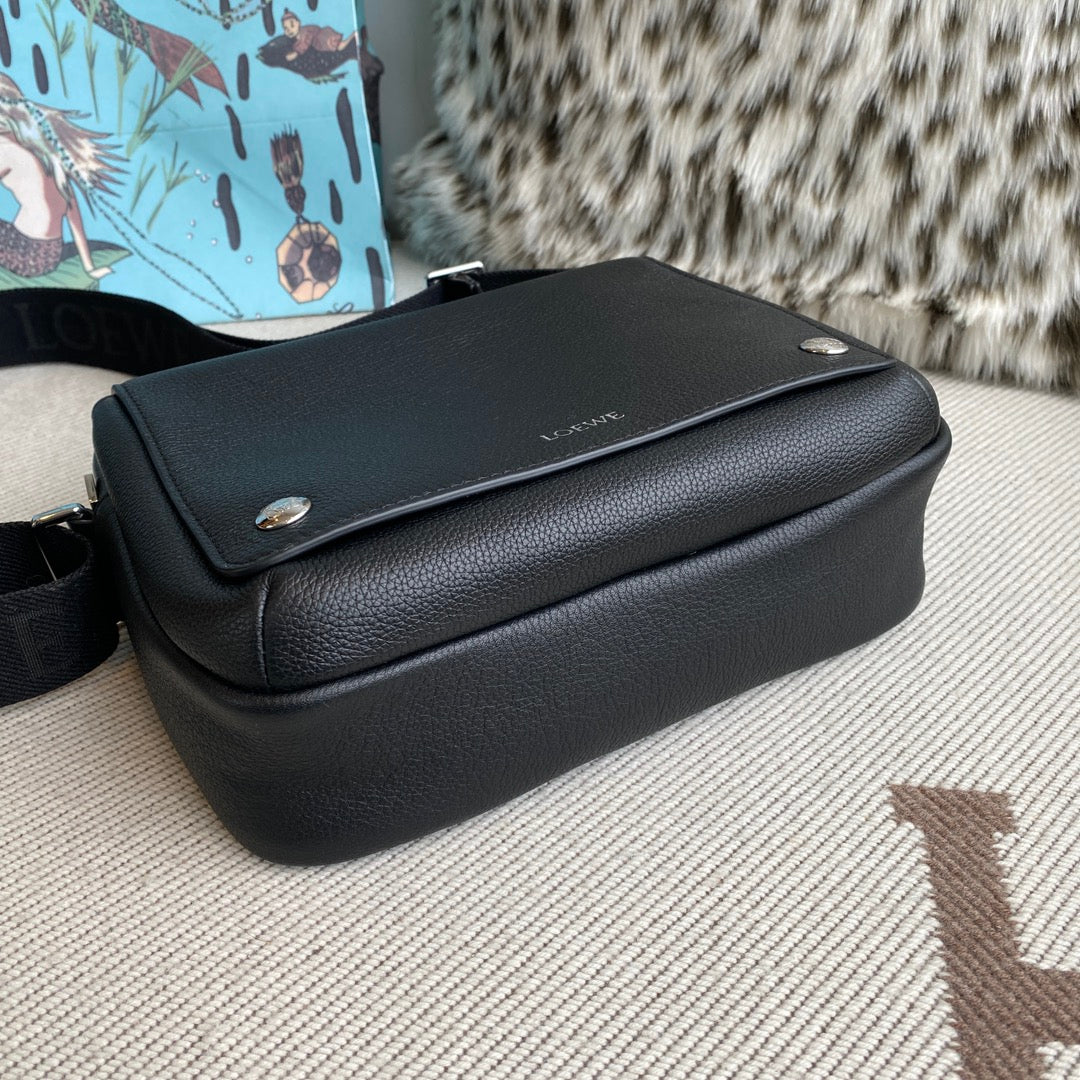 Loewe Medium Pebble messenger bag