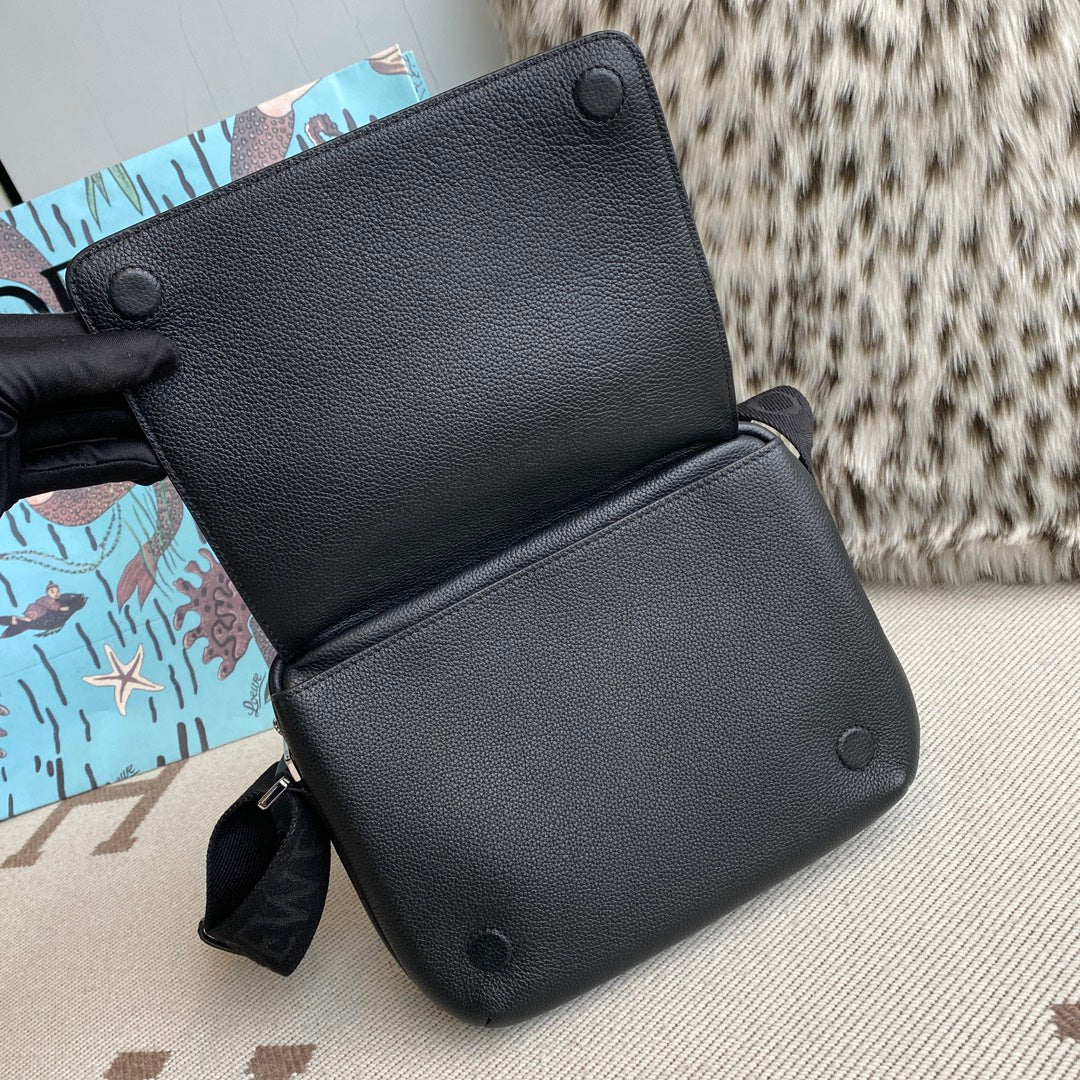 Loewe Medium Pebble messenger bag