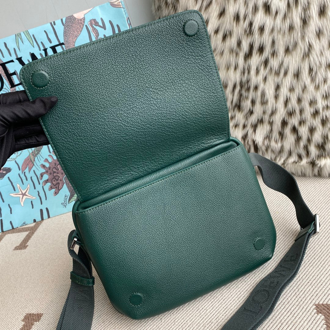 Loewe Medium Pebble messenger bag