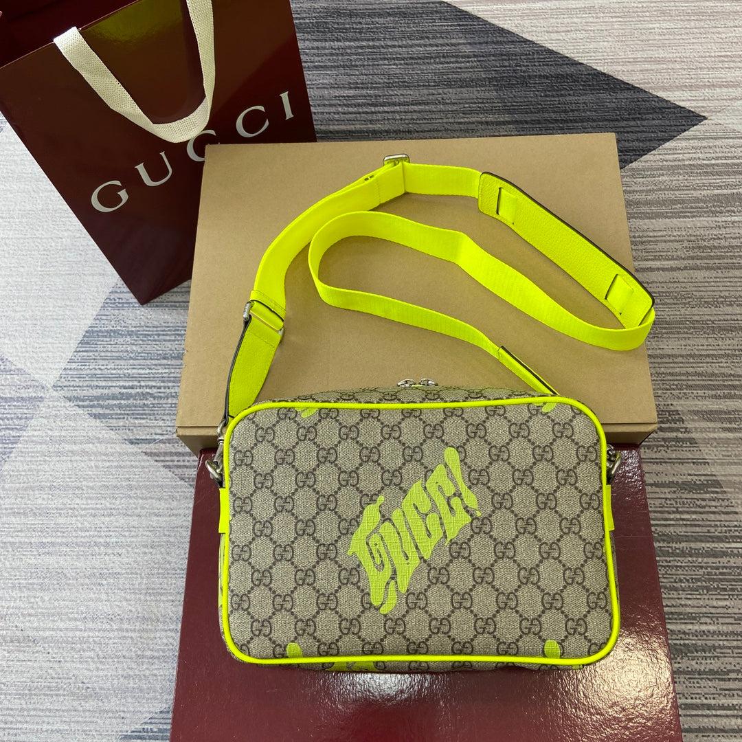 GG Medium crossbody bag with print