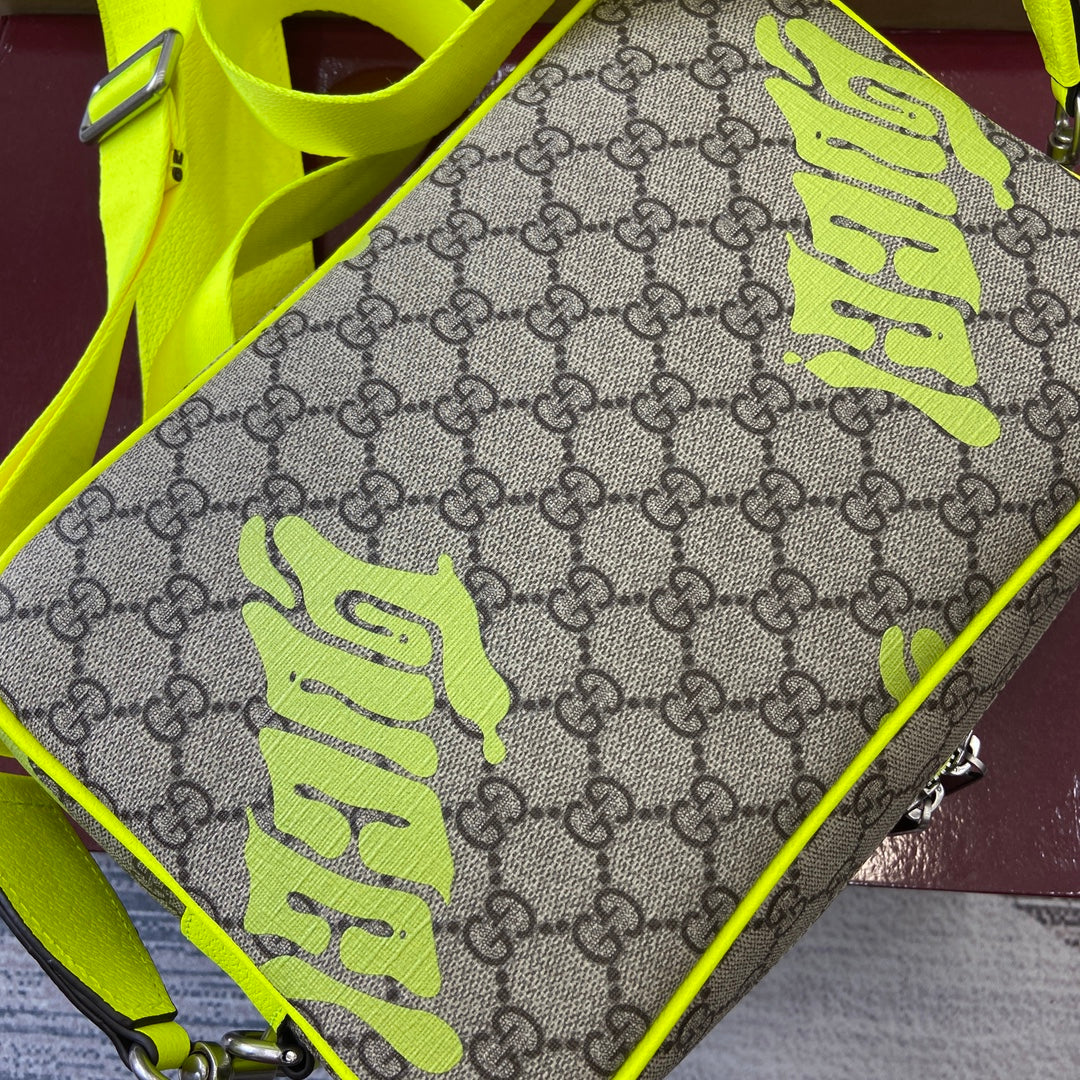 GG Medium crossbody bag with print