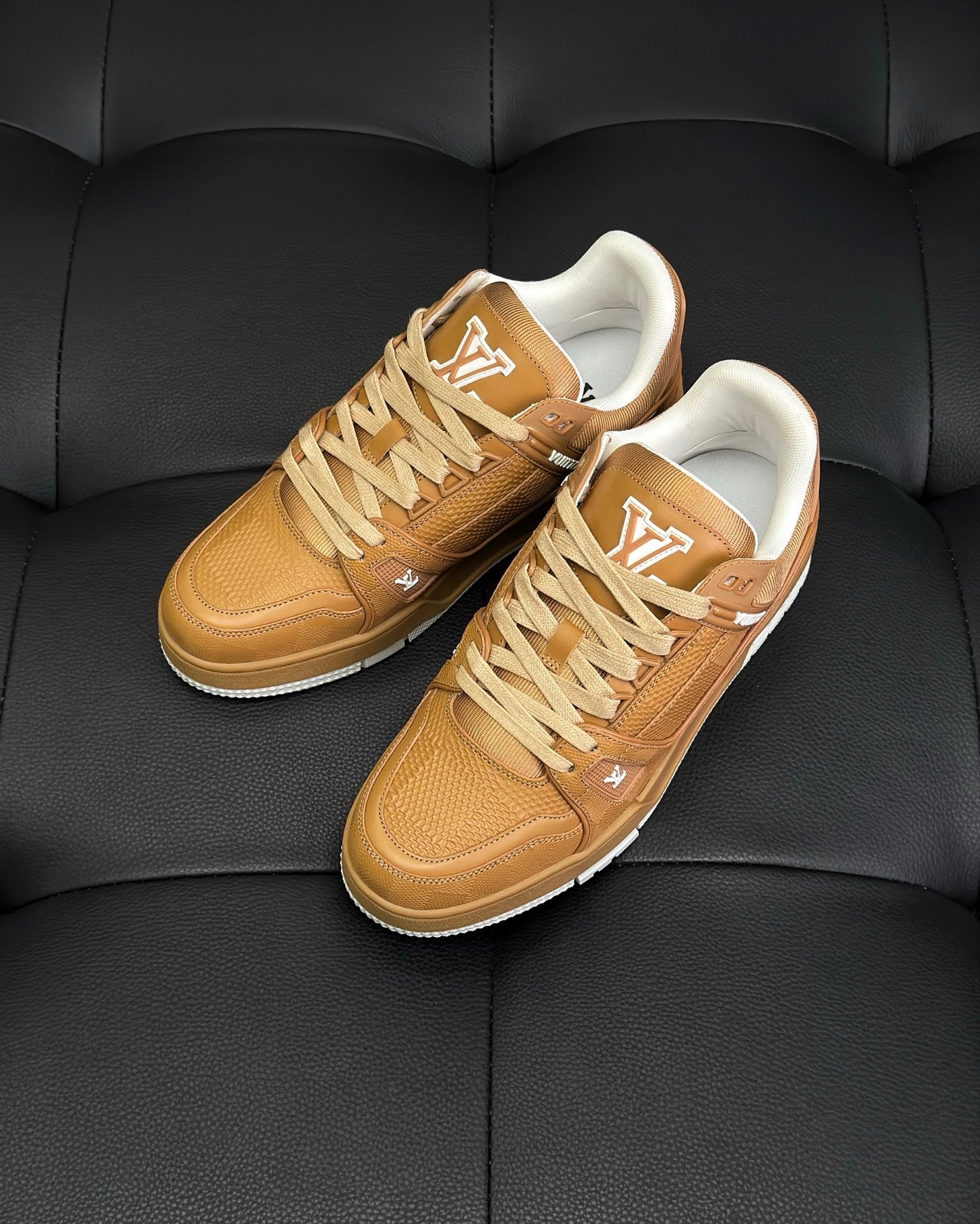 LV Trainer Sneaker 1AHTTJ