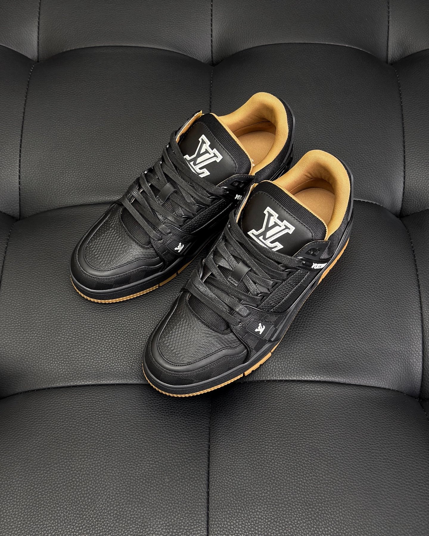 LV Trainer Sneaker 1AHTT3