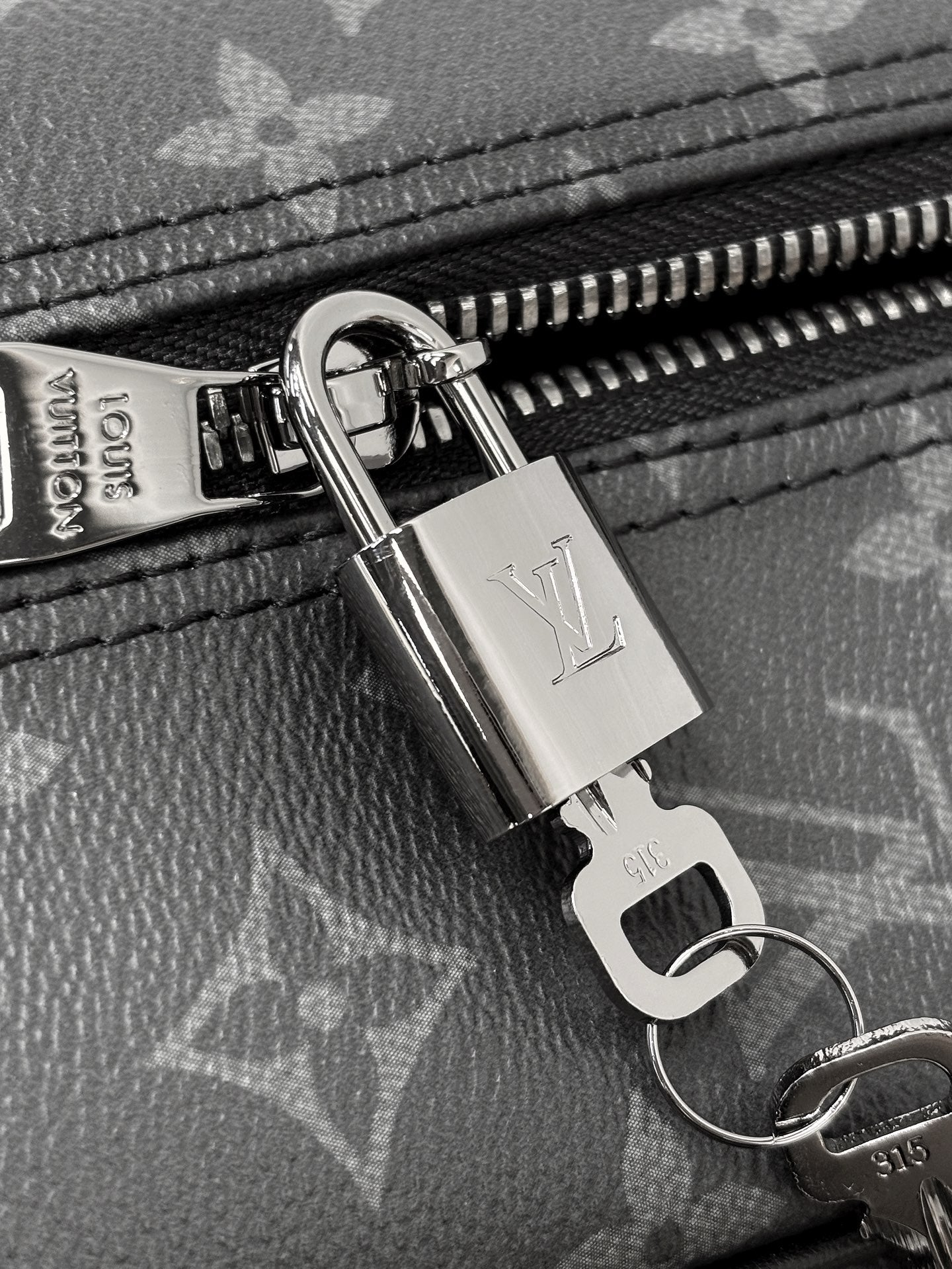 LV Weekender Bag M11512