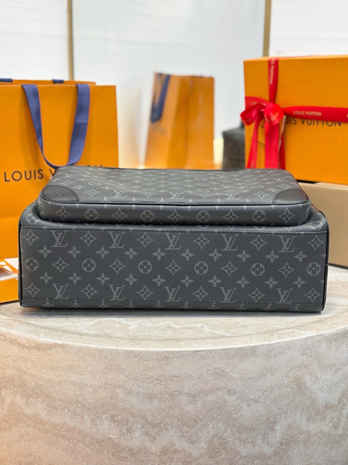 LV Weekender Bag M11512