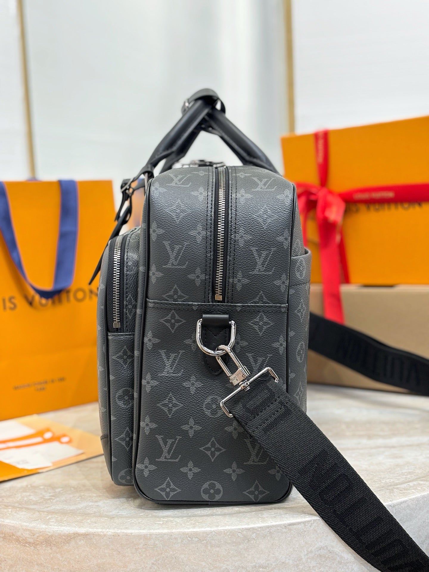 LV Weekender Bag M11512