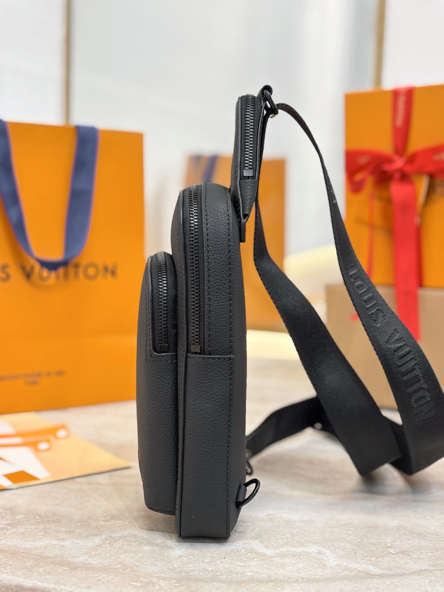 LV Avenue Slingbag PM M15255
