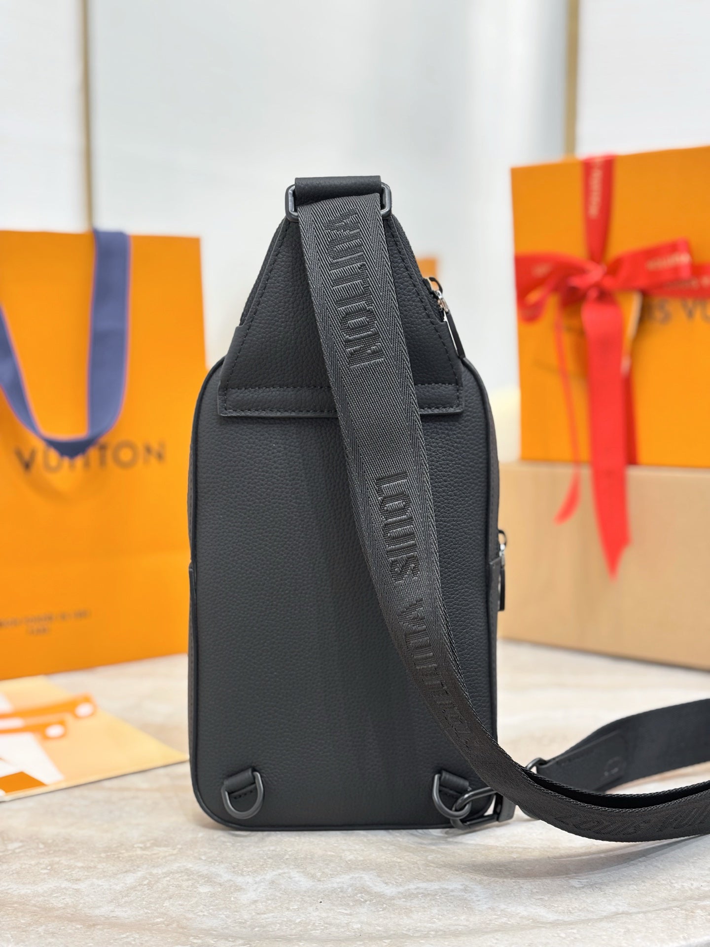 LV Avenue Slingbag PM M15255