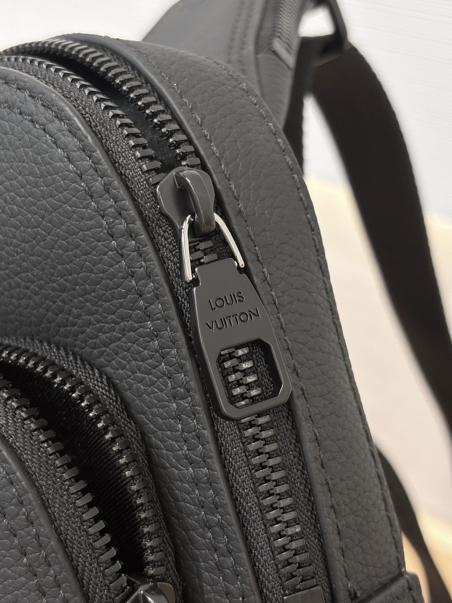 LV Avenue Slingbag PM M15255