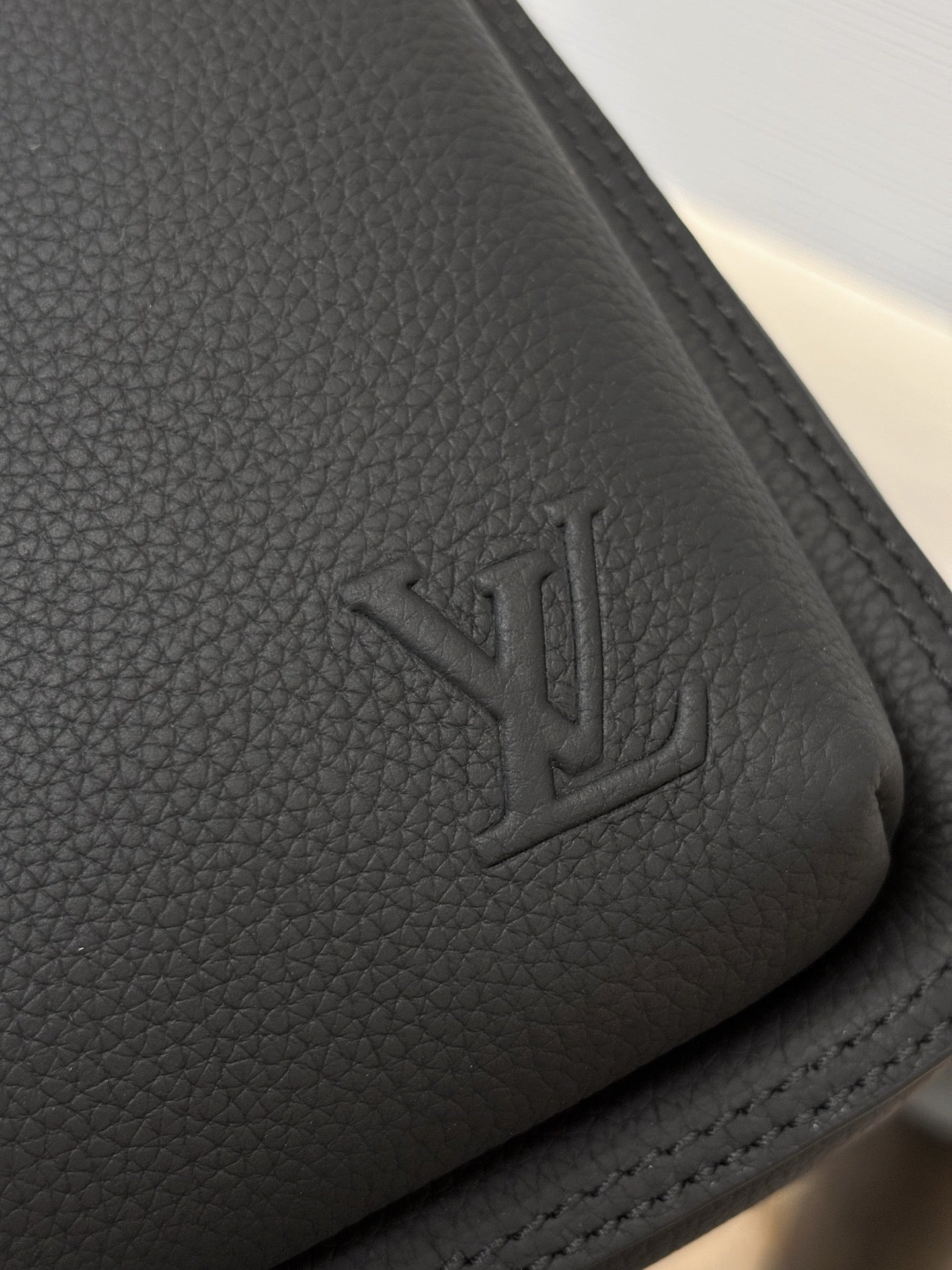LV Avenue Slingbag PM M15255