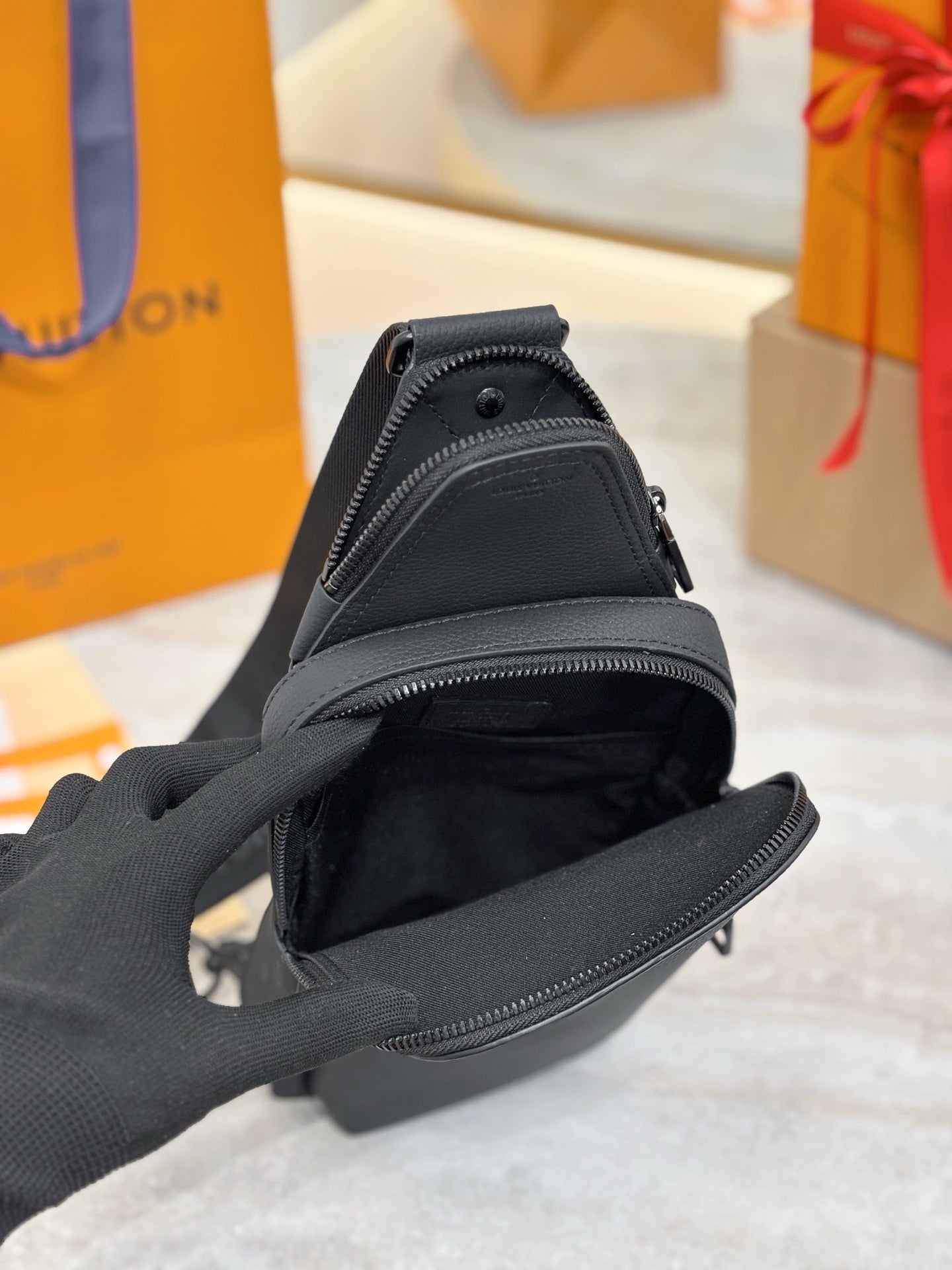 LV Avenue Slingbag PM M15255