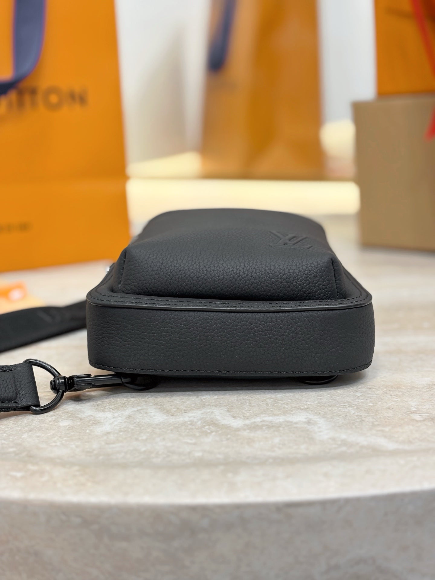 LV Avenue Slingbag PM M15255