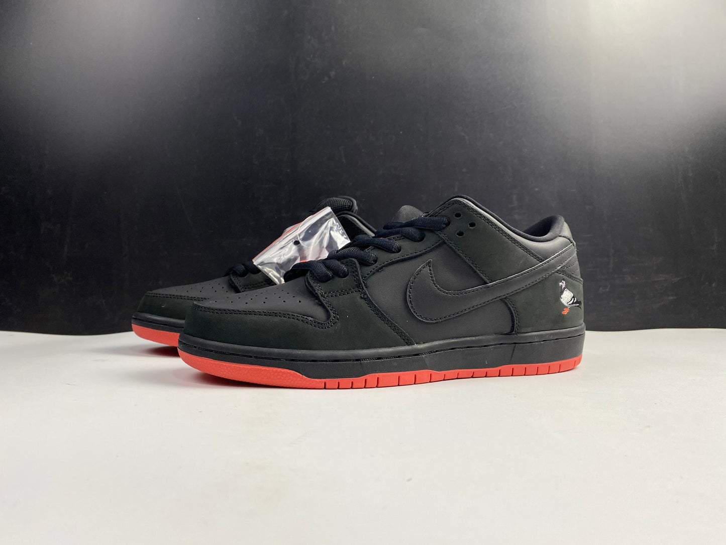 Nike SB Dunk low black pigeon