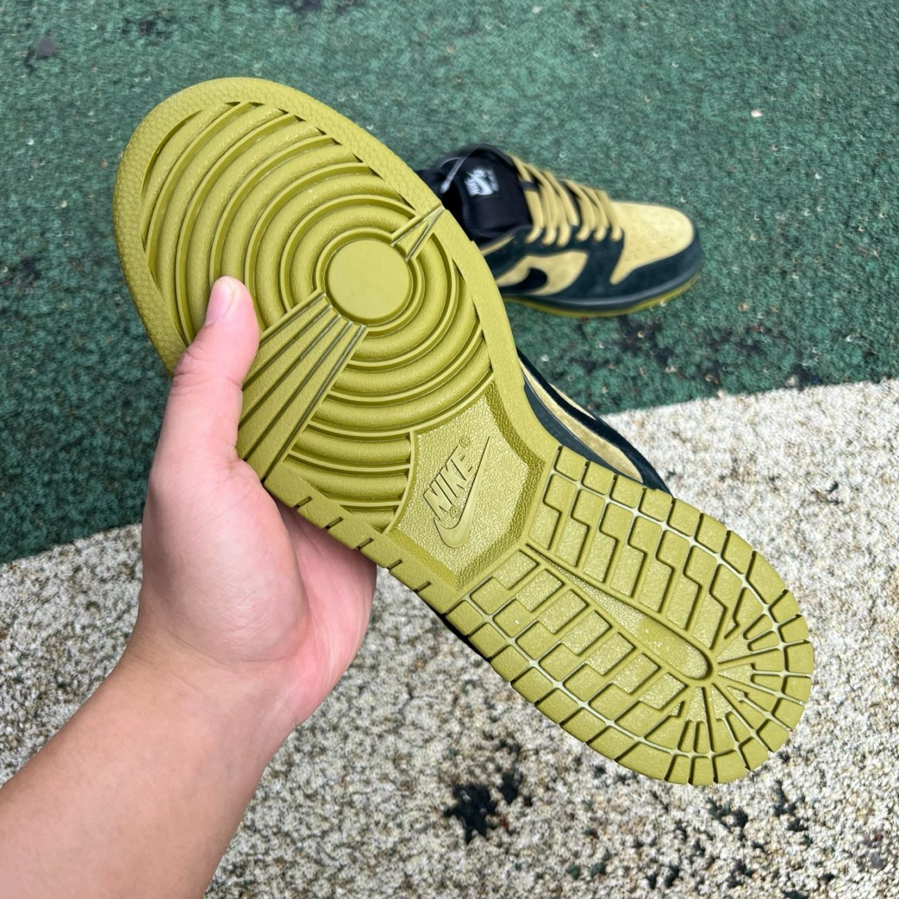 Supreme x Nike Dunk Low SB 'Camper Green'