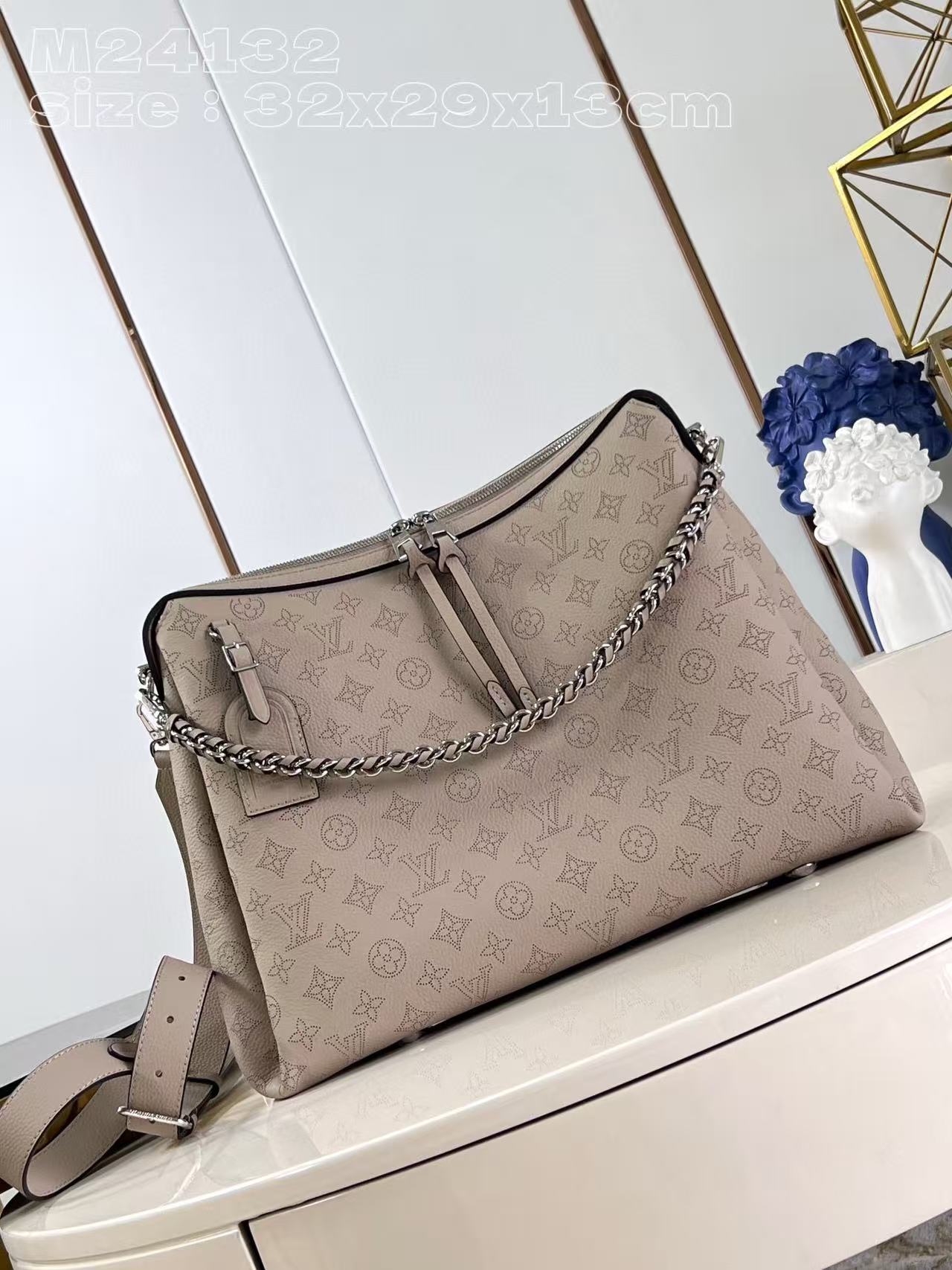 LV Hand It All MM M24133