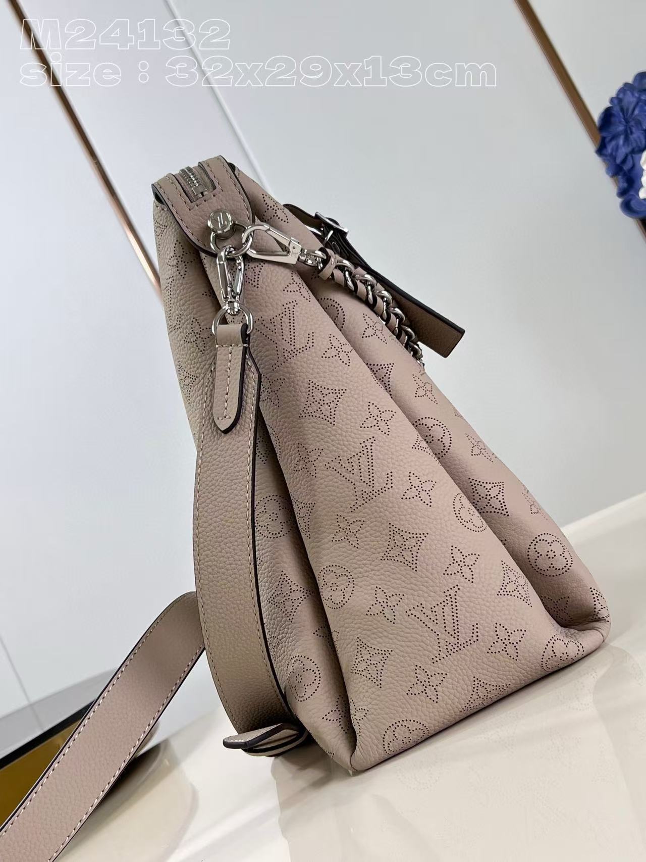 LV Hand It All MM M24133