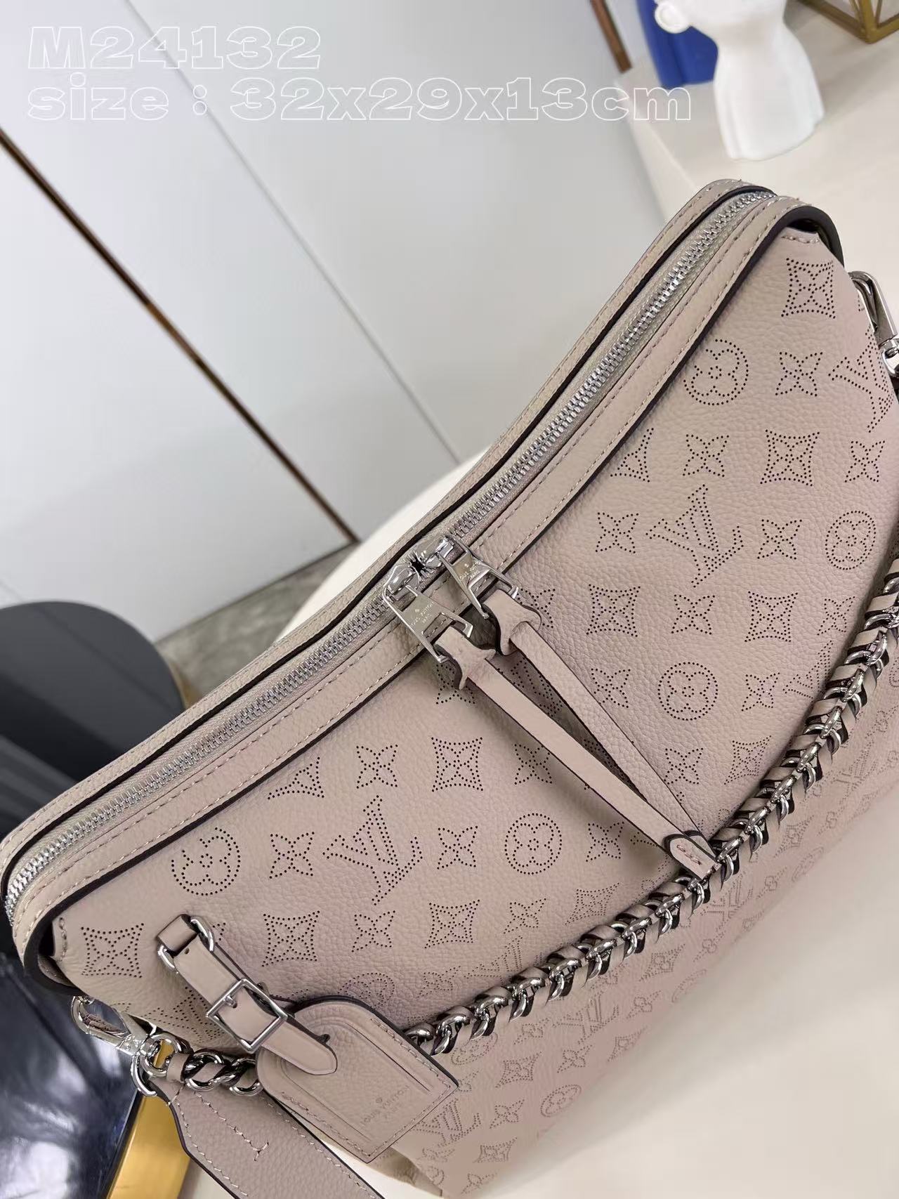 LV Hand It All MM M24133