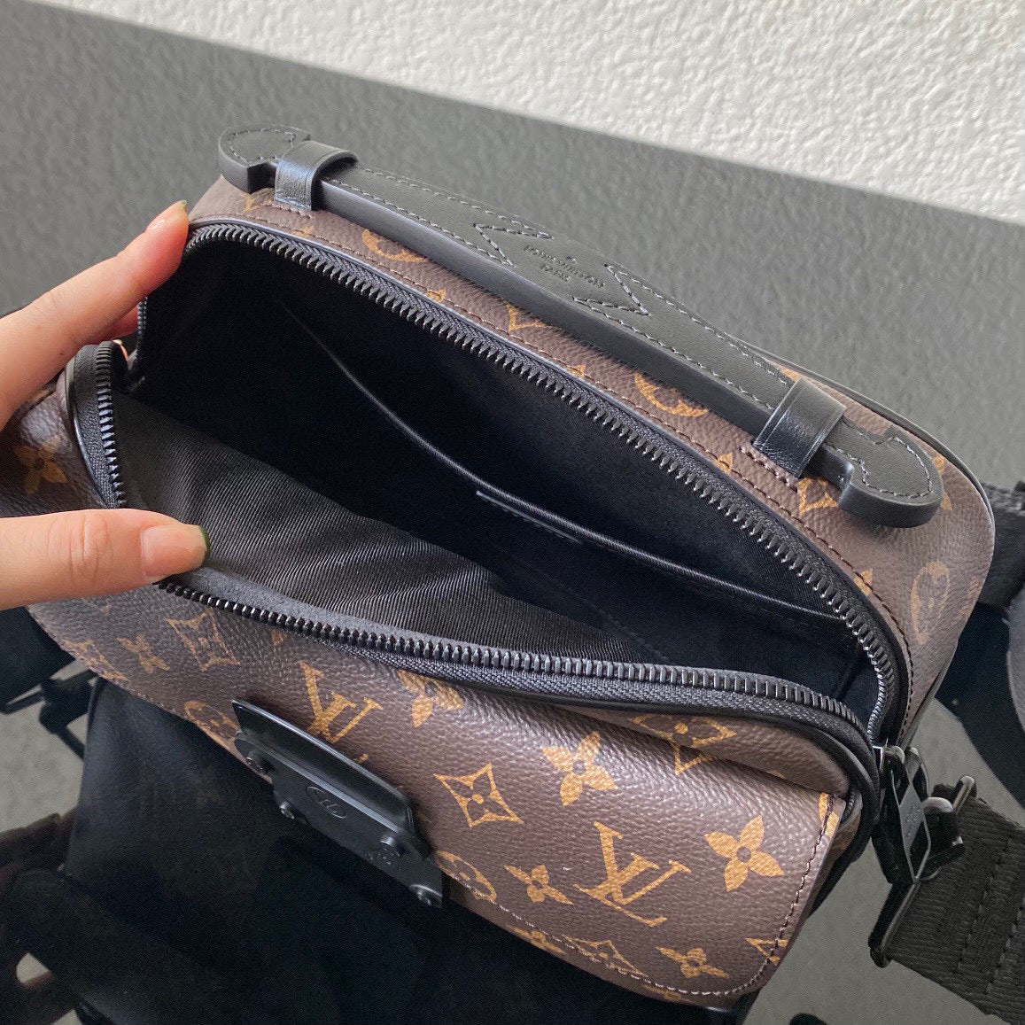 Louis Vuitton S Lock Messenger M45806