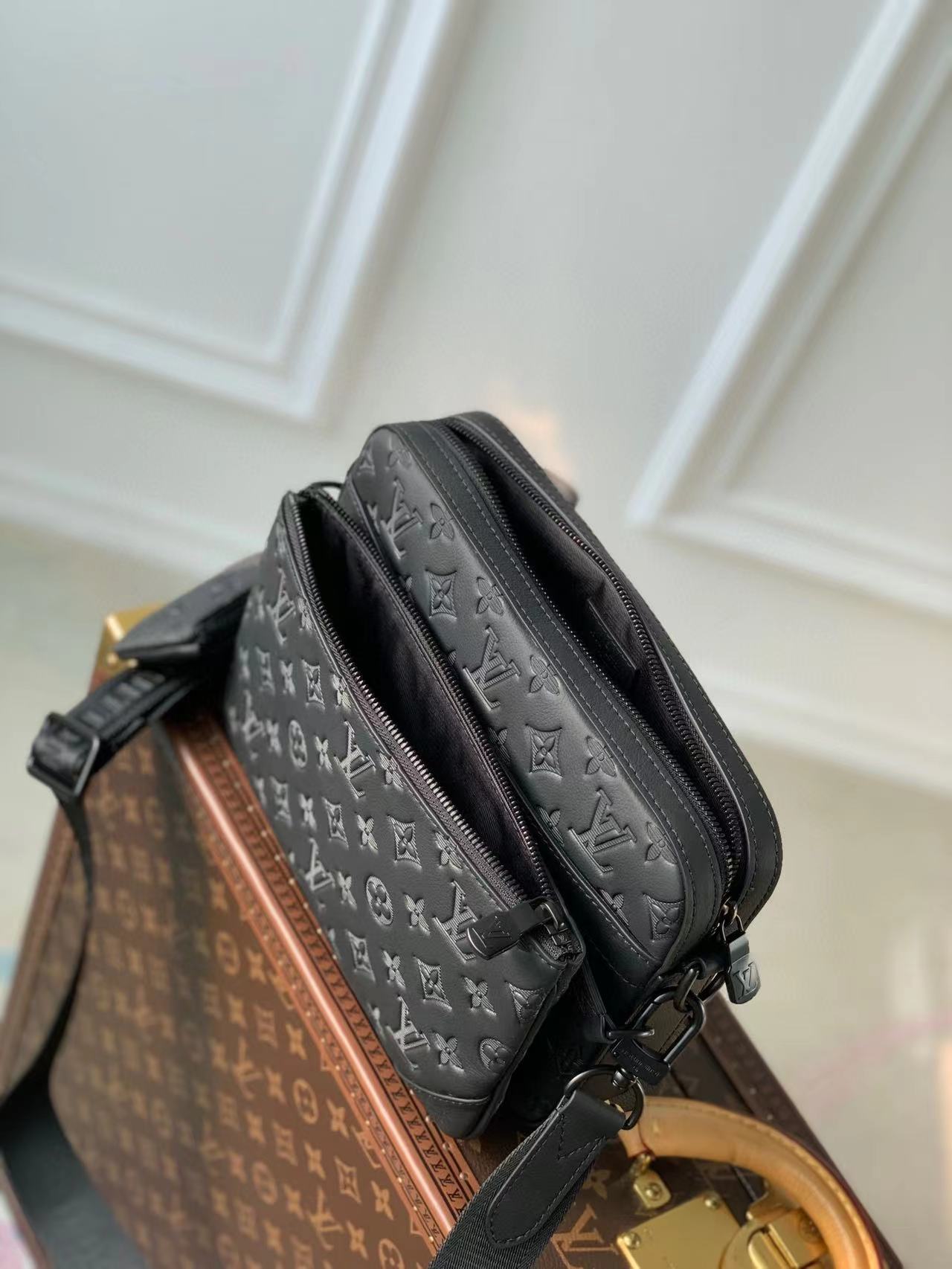 Louis Vuitton Trio Messenger M46602