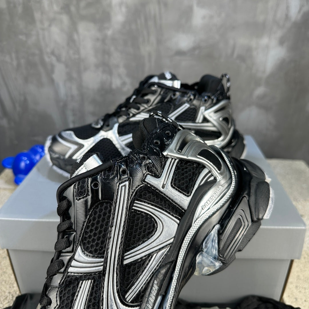 BB Men's Runner Sneaker in Black/silver