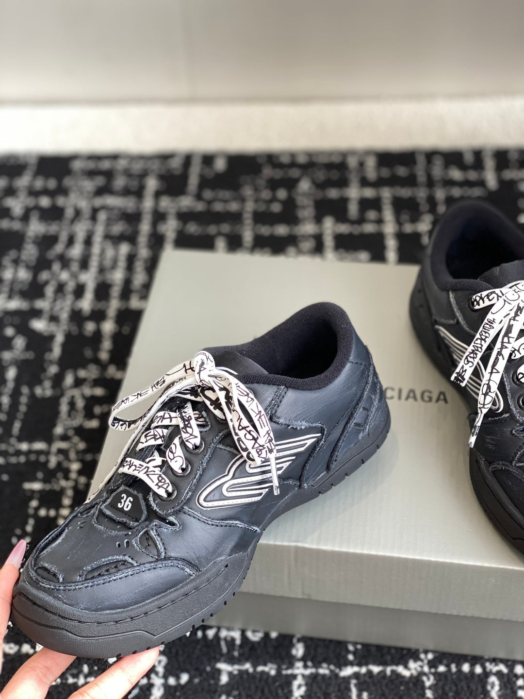 BB Men's Hamptons Worn-out Sneaker in Black