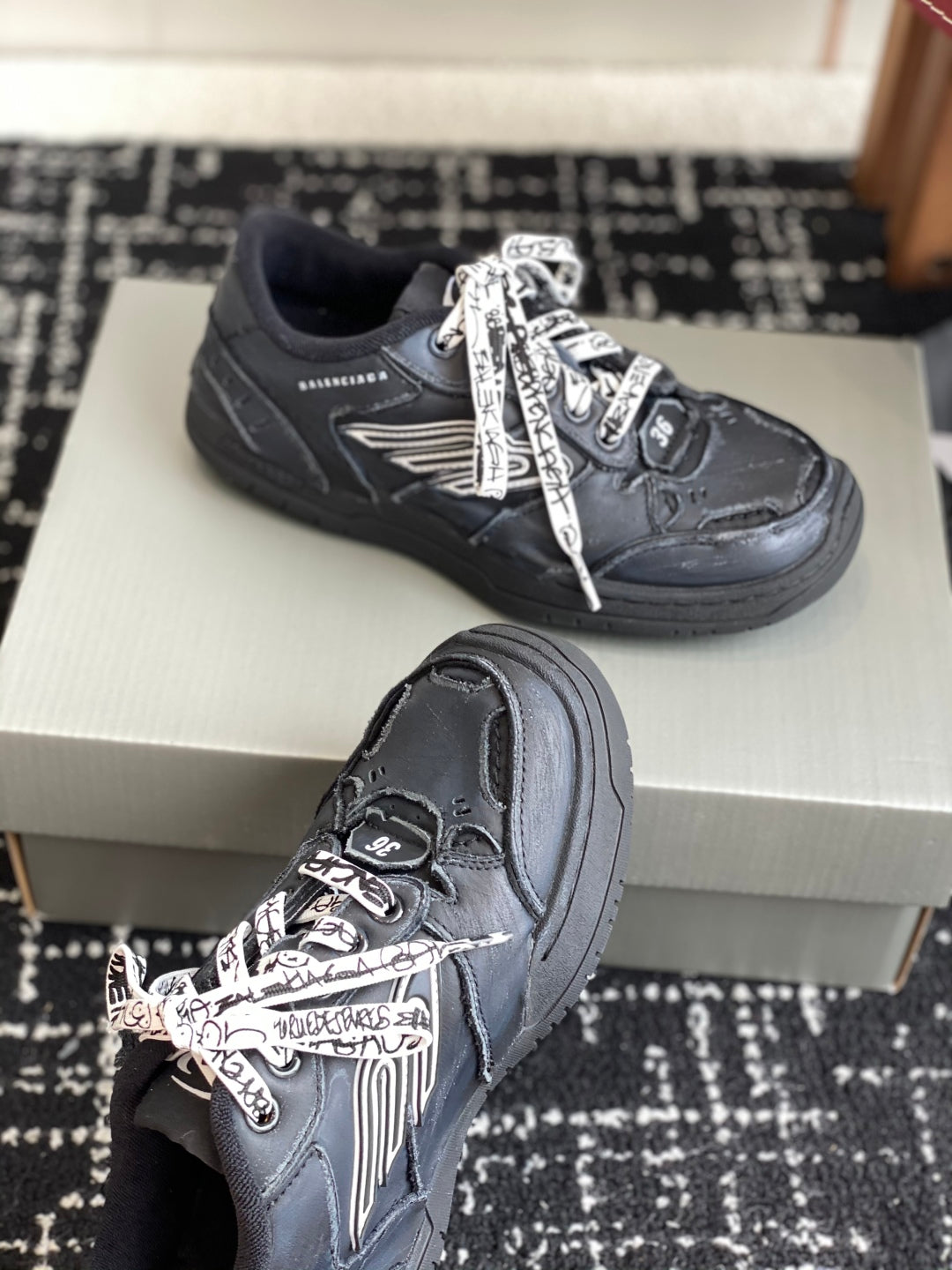 BB Men's Hamptons Worn-out Sneaker in Black