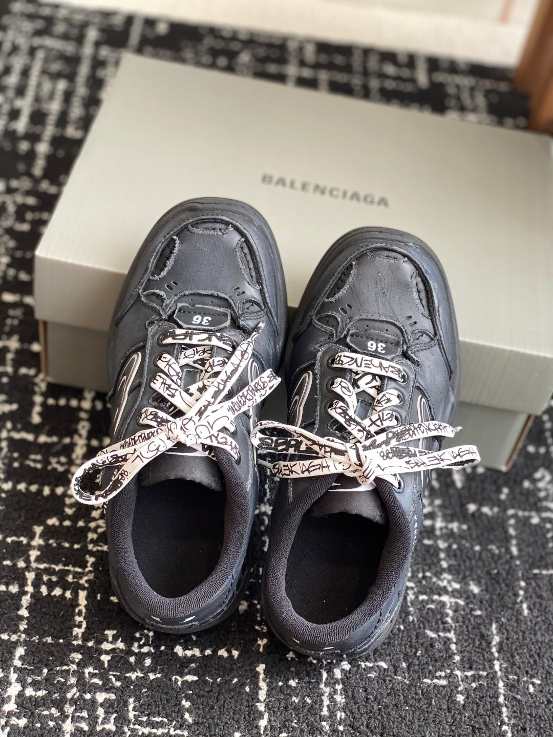 BB Men's Hamptons Worn-out Sneaker in Black