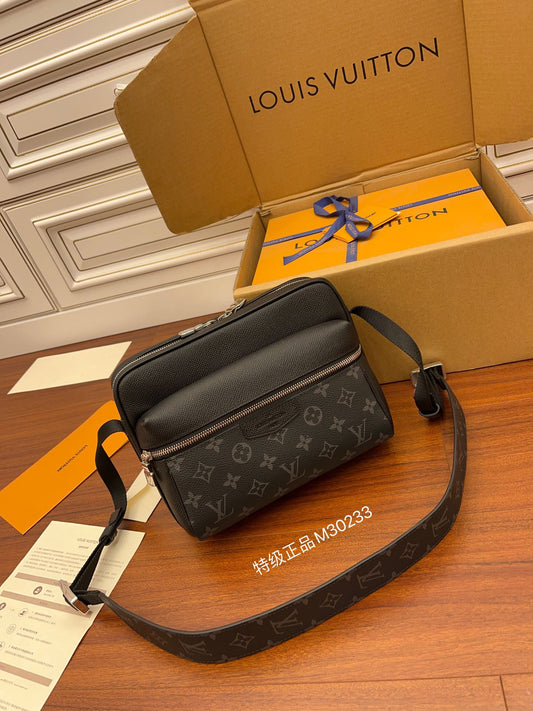 Louis Vuitton Outdoor Messenger M30233
