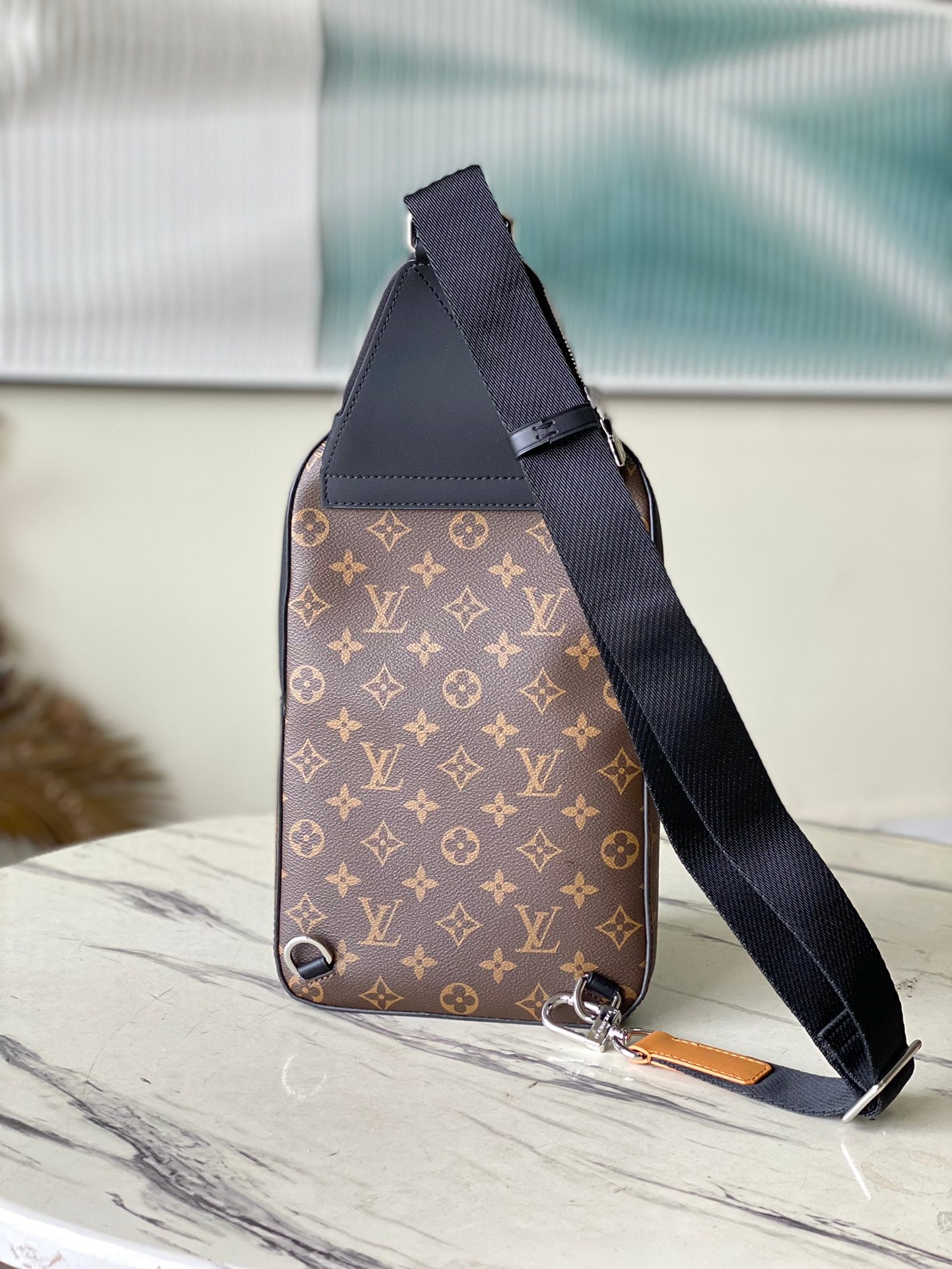LV Avenue Slingbag M46327