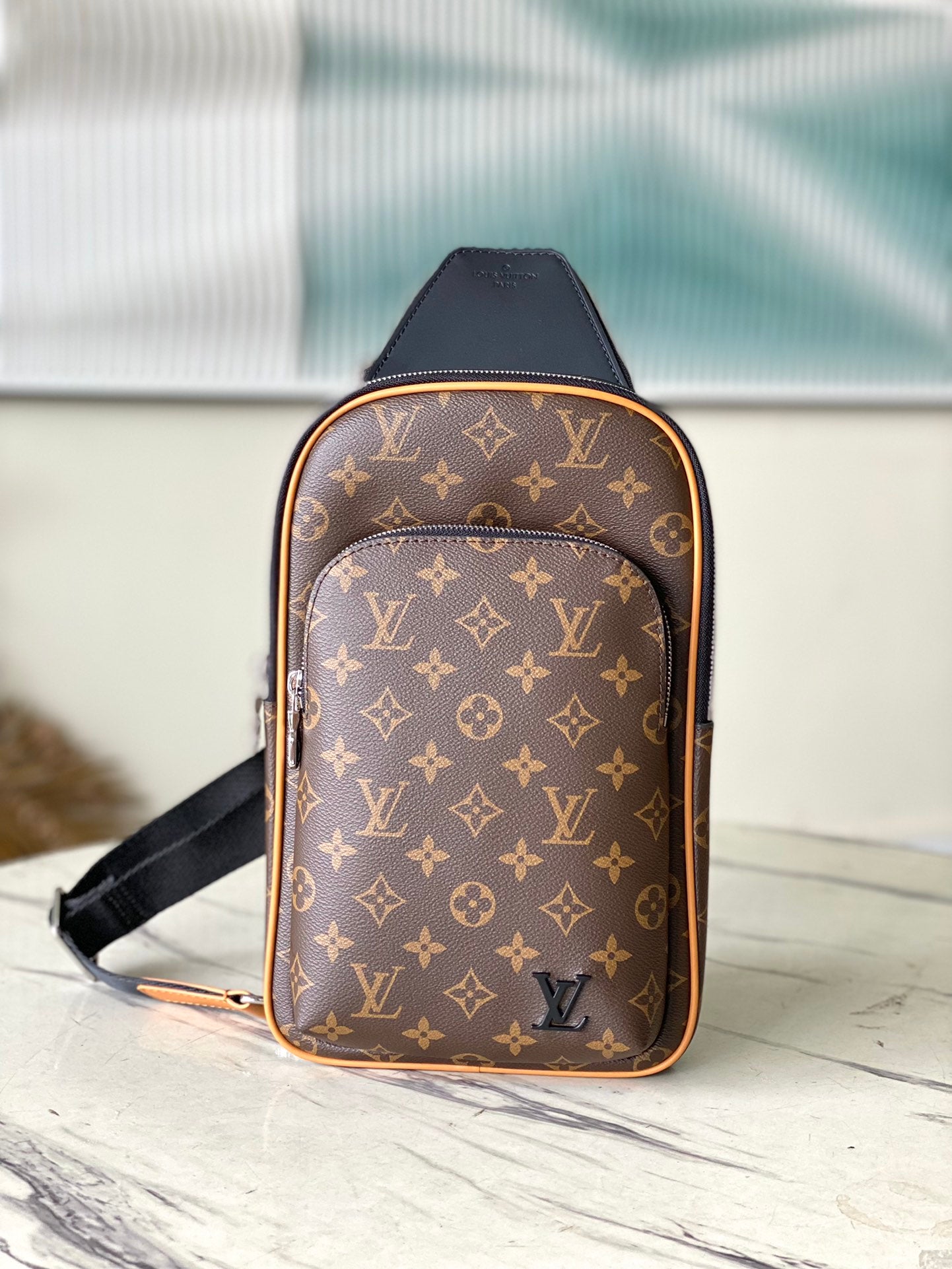 LV Avenue Slingbag M46327