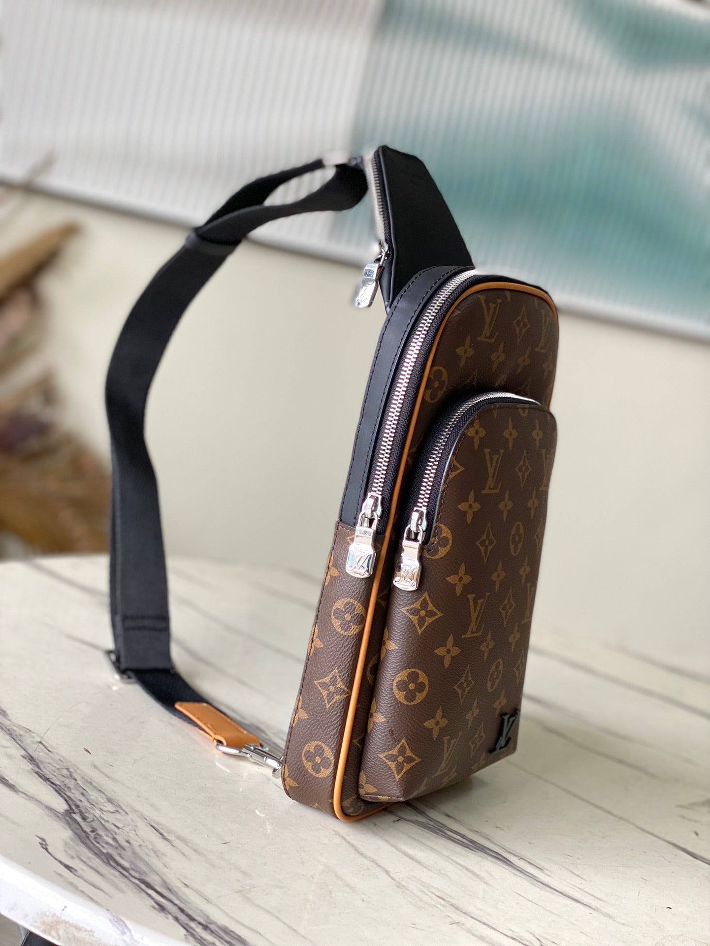 LV Avenue Slingbag M46327