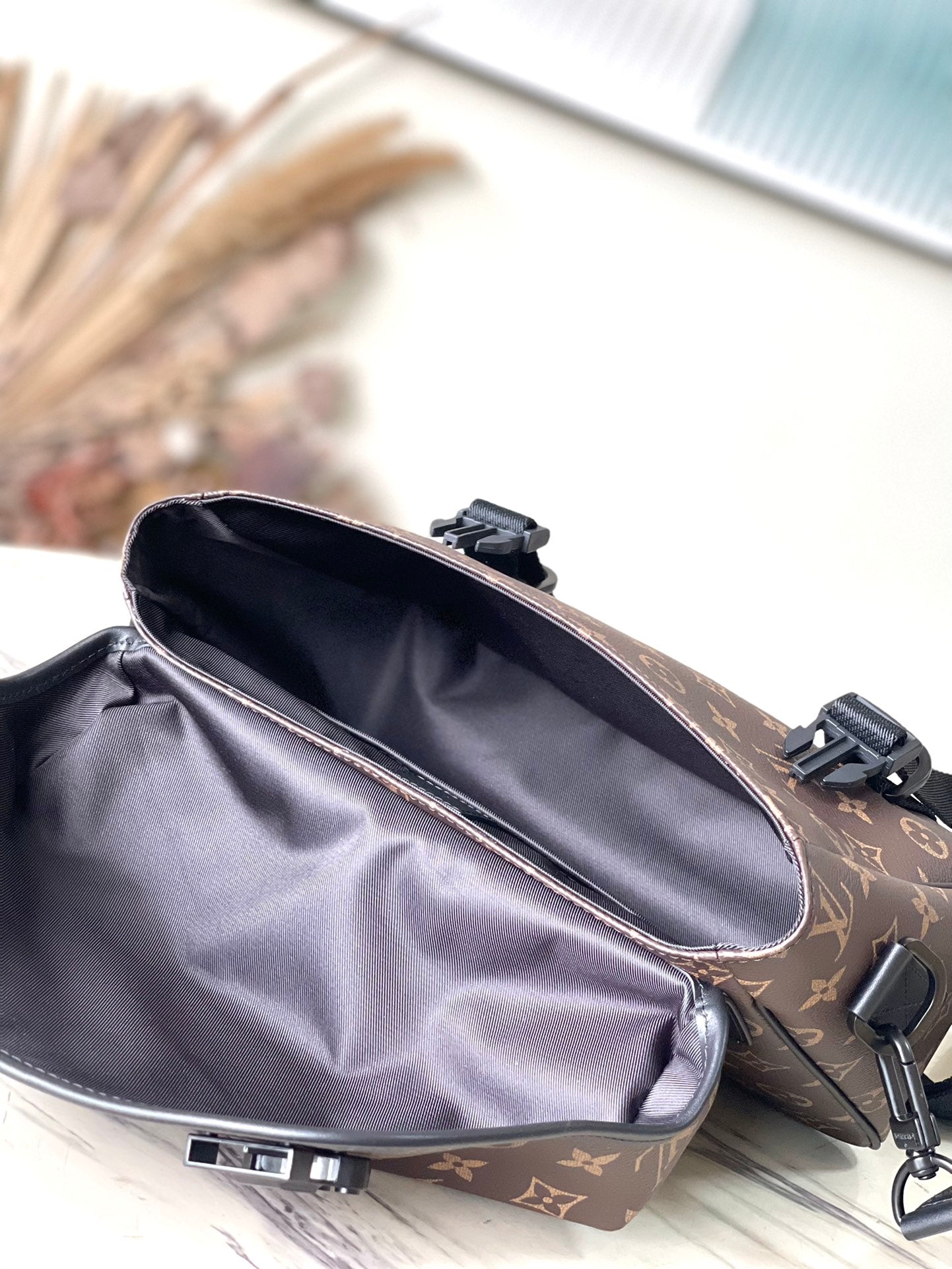 Louis Vuitton Trail Messenger M46972