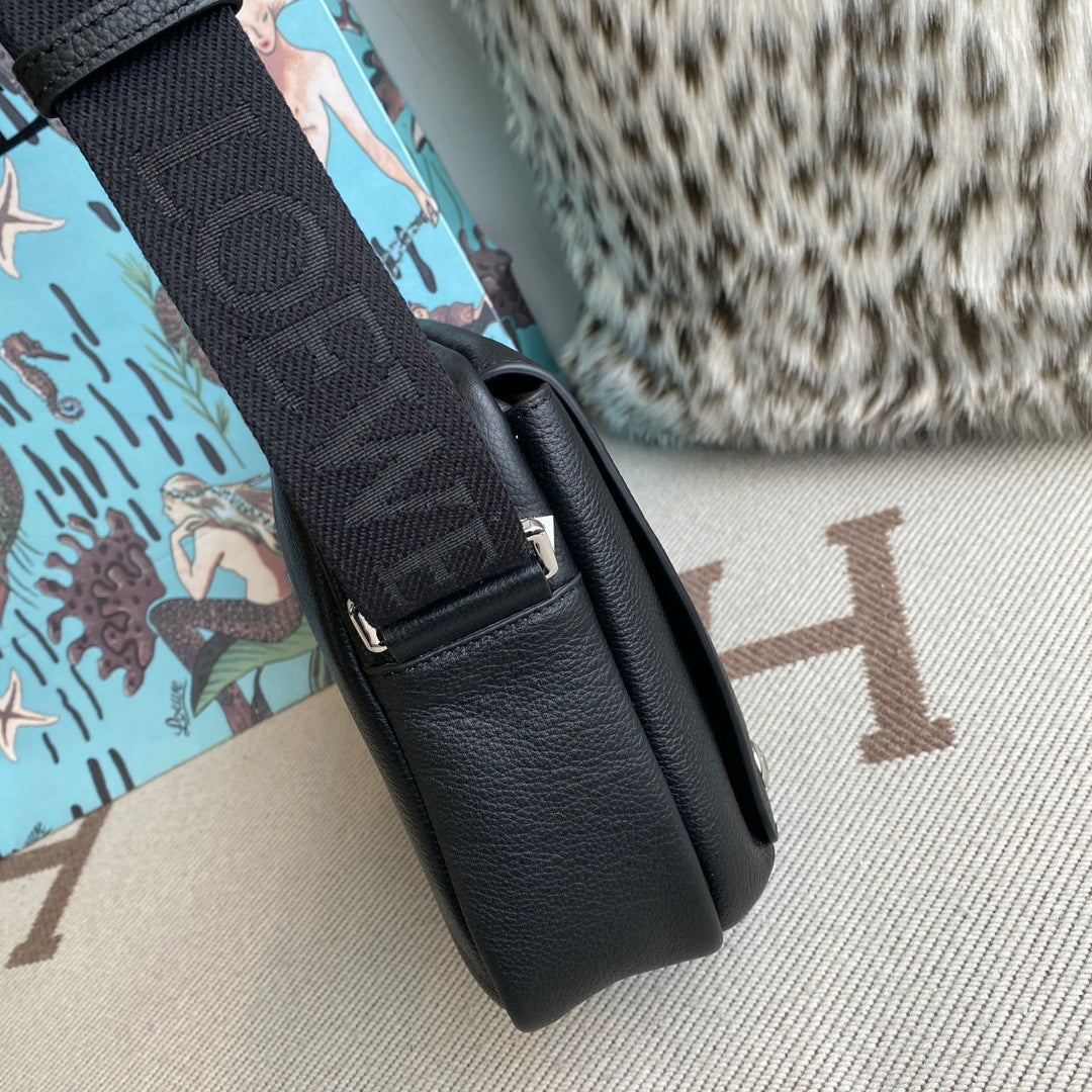 Loewe Medium Pebble messenger bag