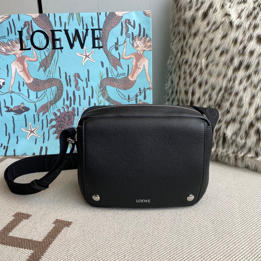 Loewe Medium Pebble messenger bag