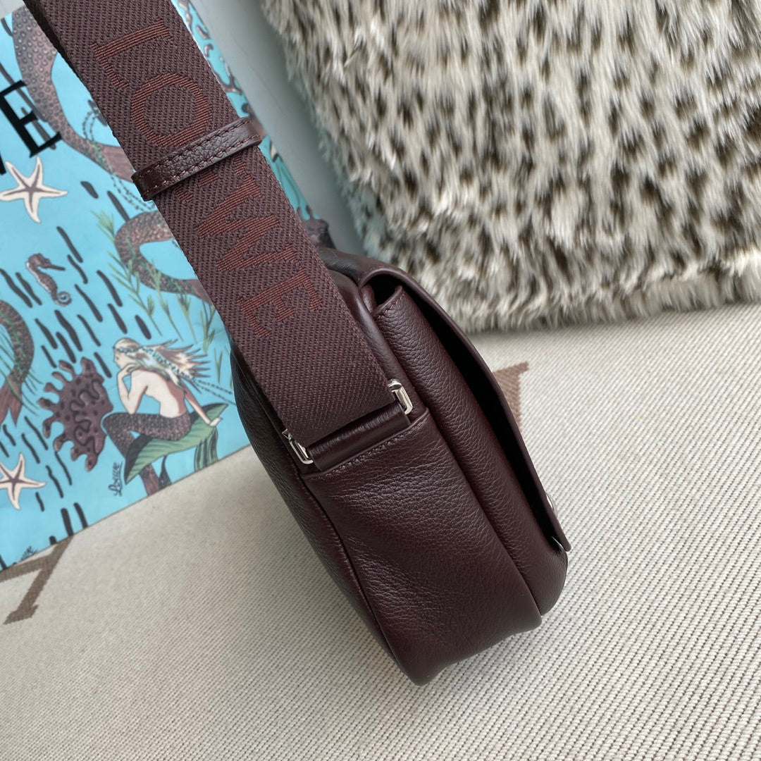 LOEWE Medium Pebble messenger bag