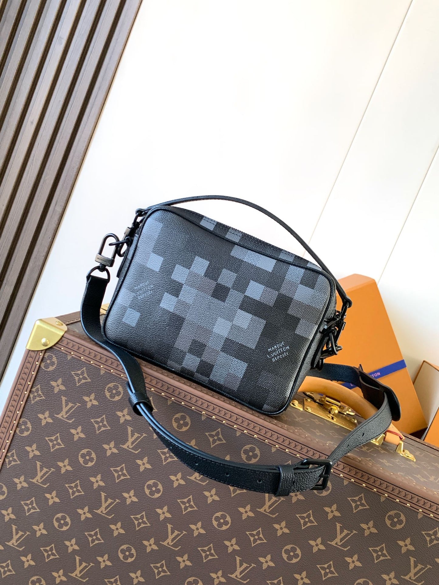 LV Nil Messenger M14988