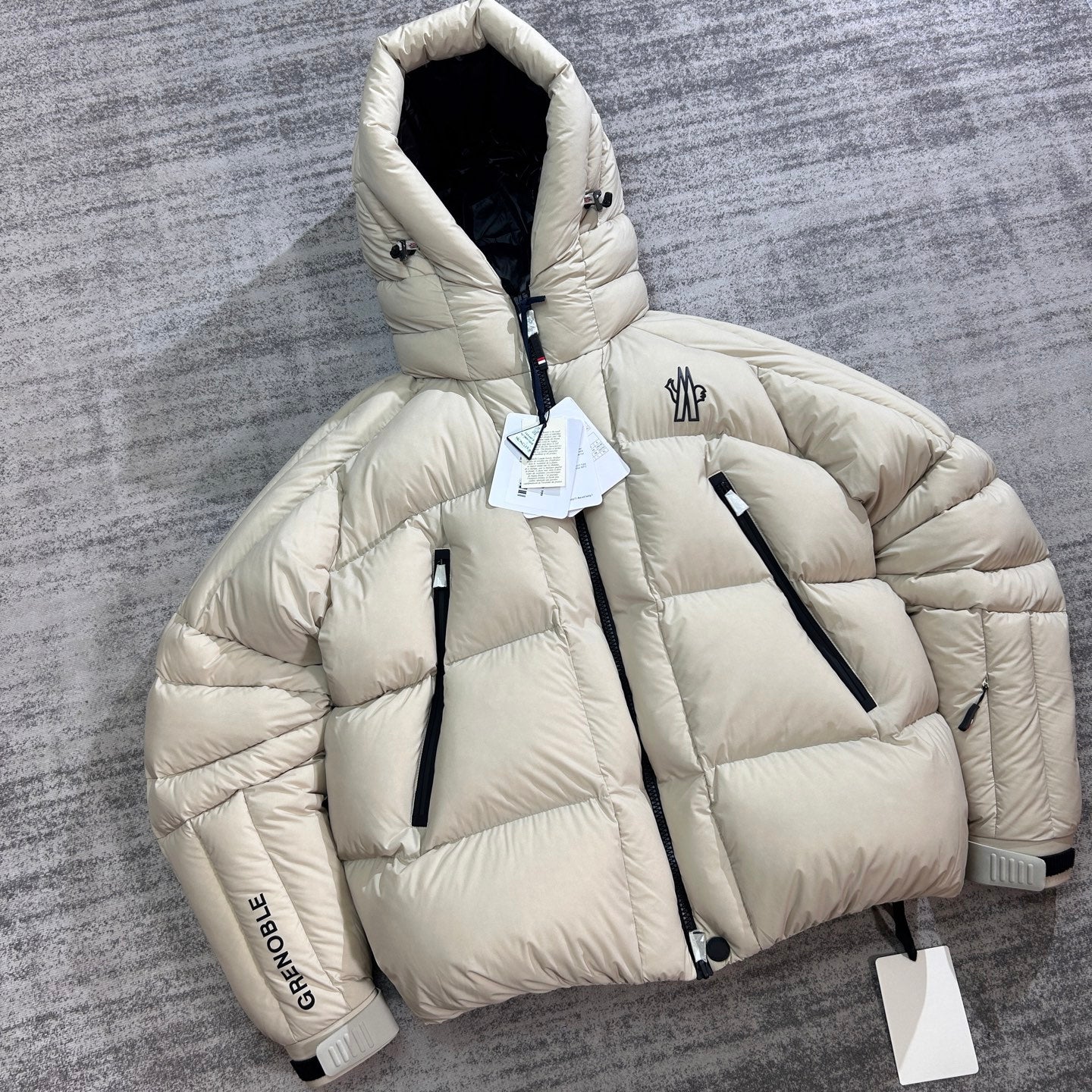 Moncler Grenoble Cherferie Short Down Jacket