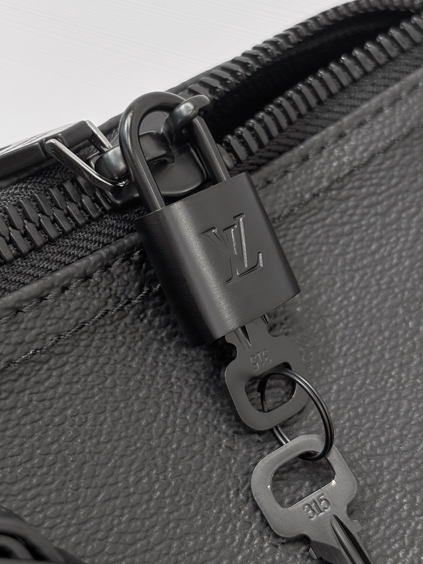 LV Keepall Bandouliere 45 M28403