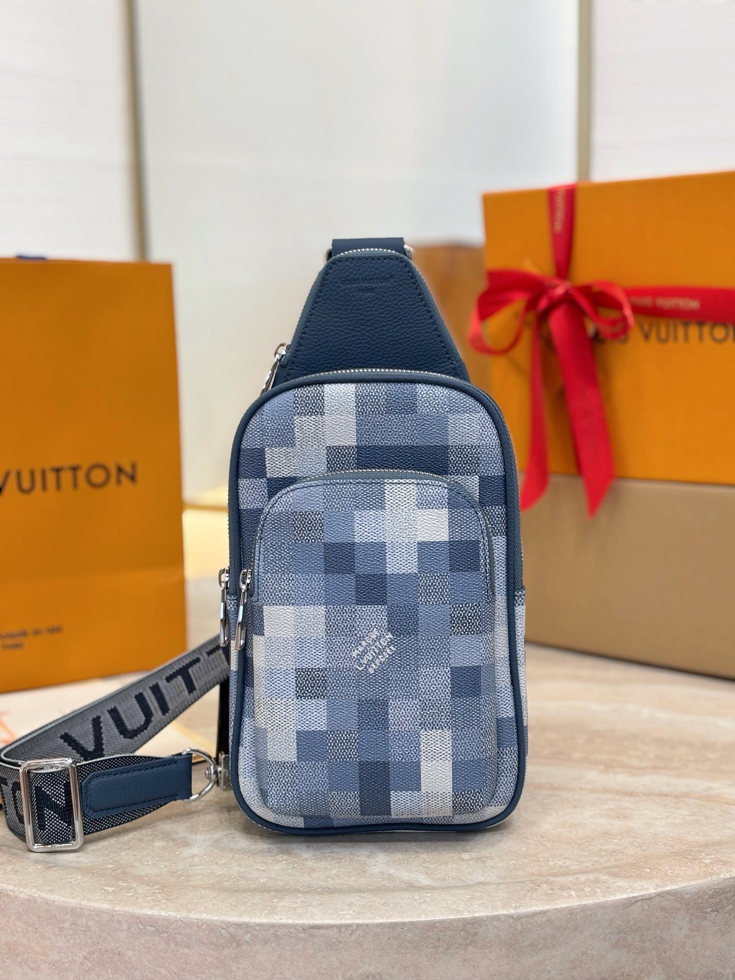 LV Avenue Slingbag PM M28589