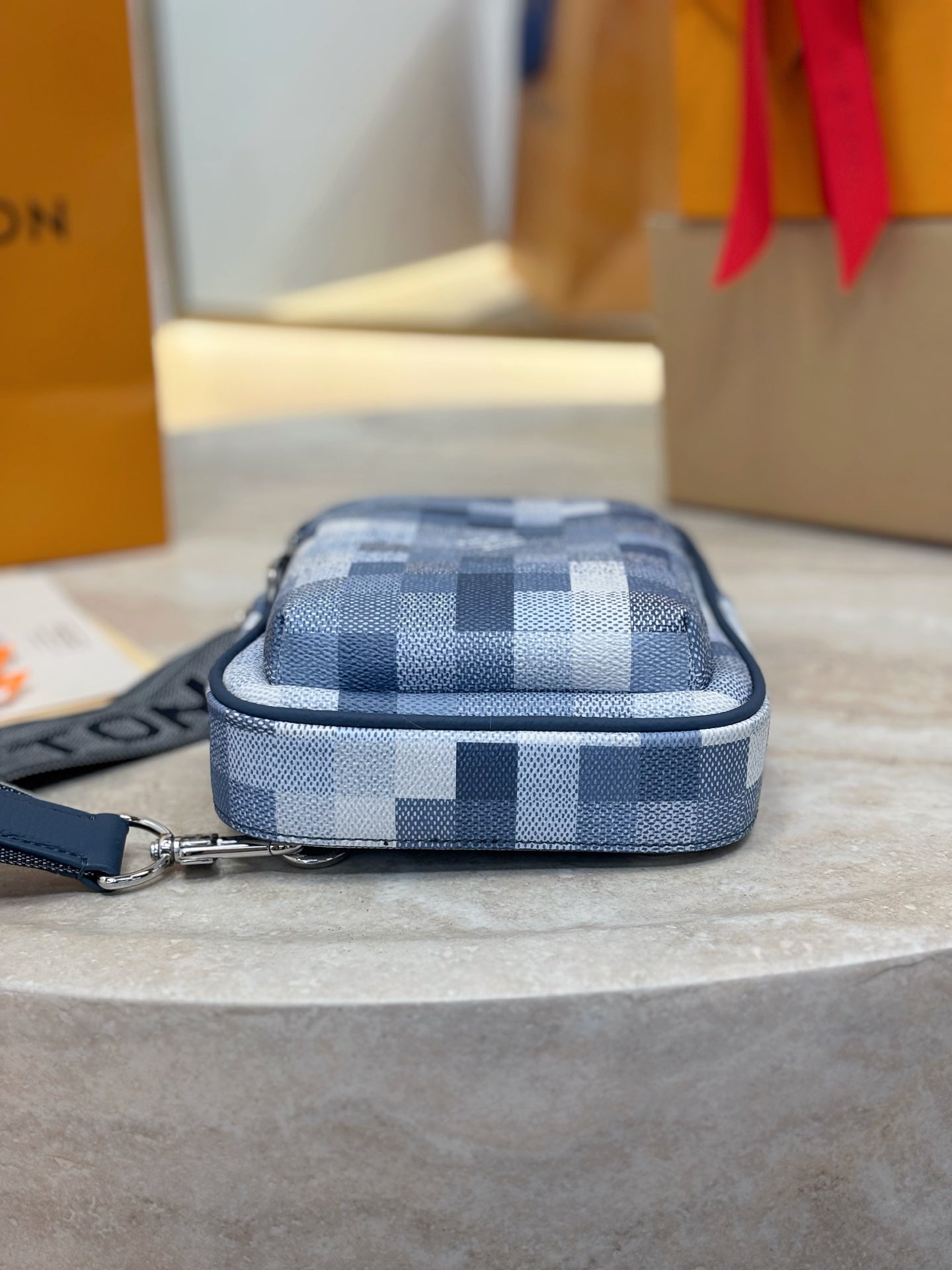 LV Avenue Slingbag PM M28589