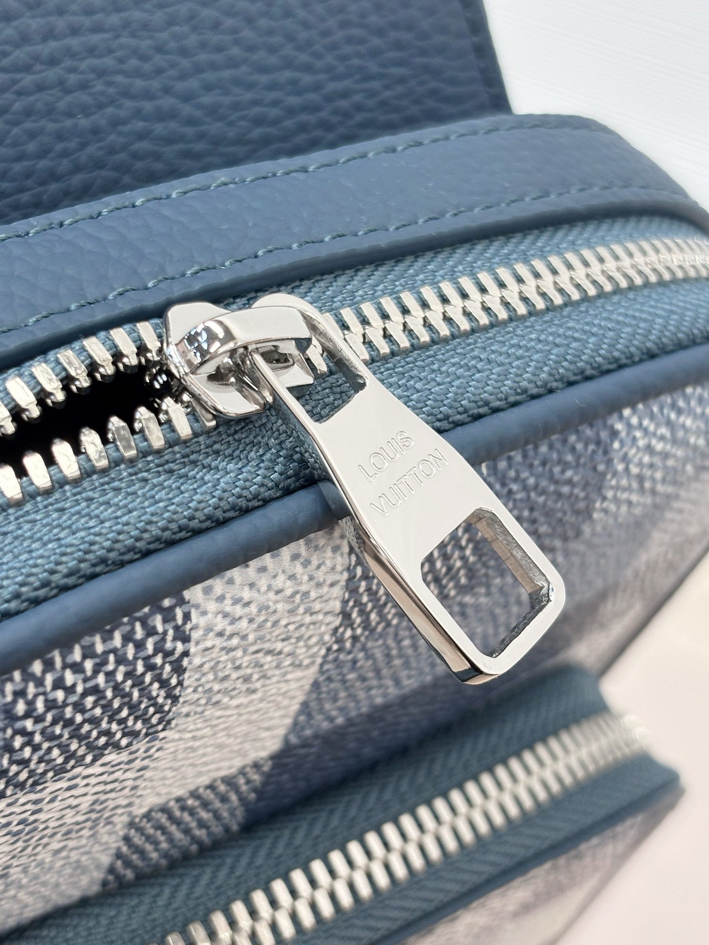 LV Avenue Slingbag PM M28589