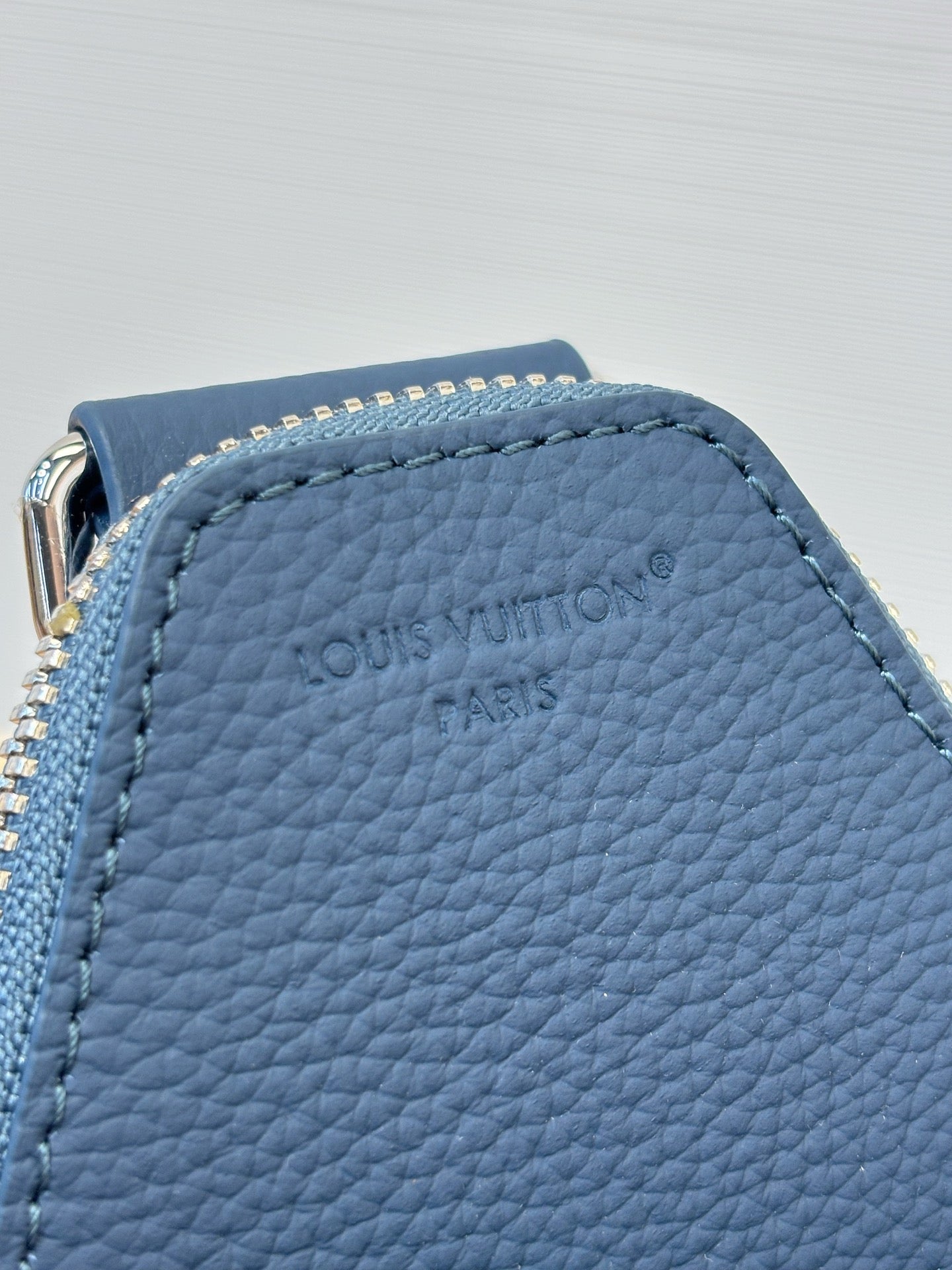 LV Avenue Slingbag PM M28589