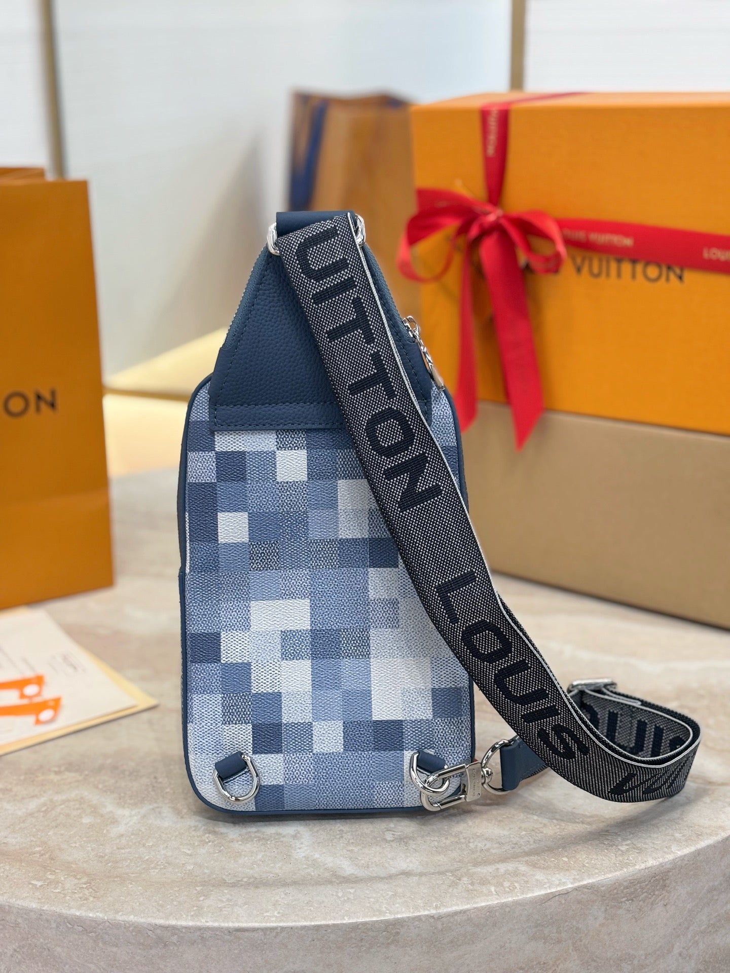 LV Avenue Slingbag PM M28589
