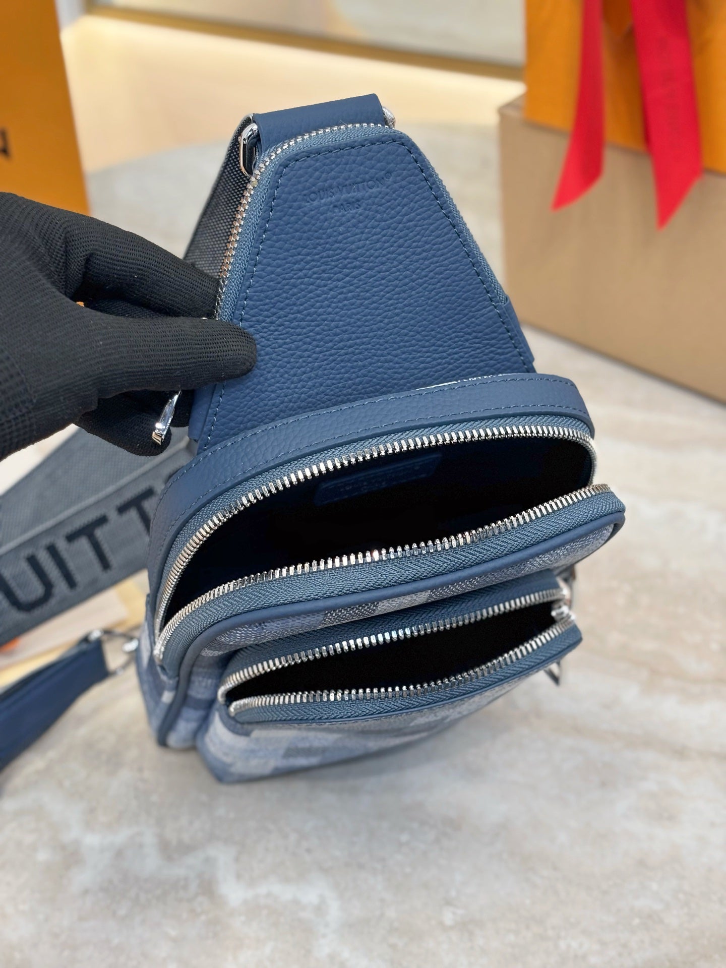 LV Avenue Slingbag PM M28589