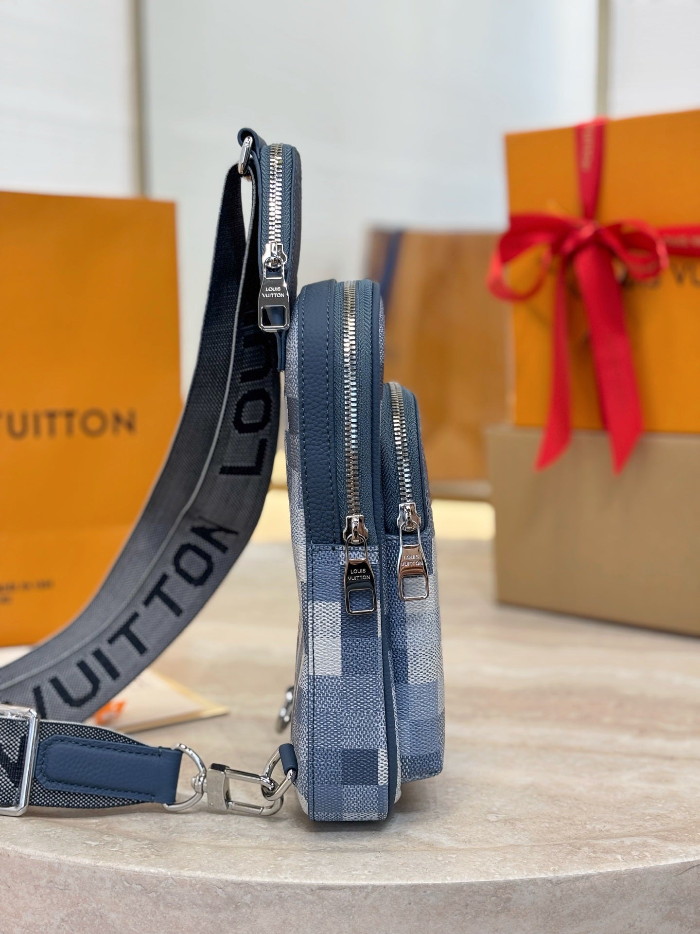 LV Avenue Slingbag PM M28589