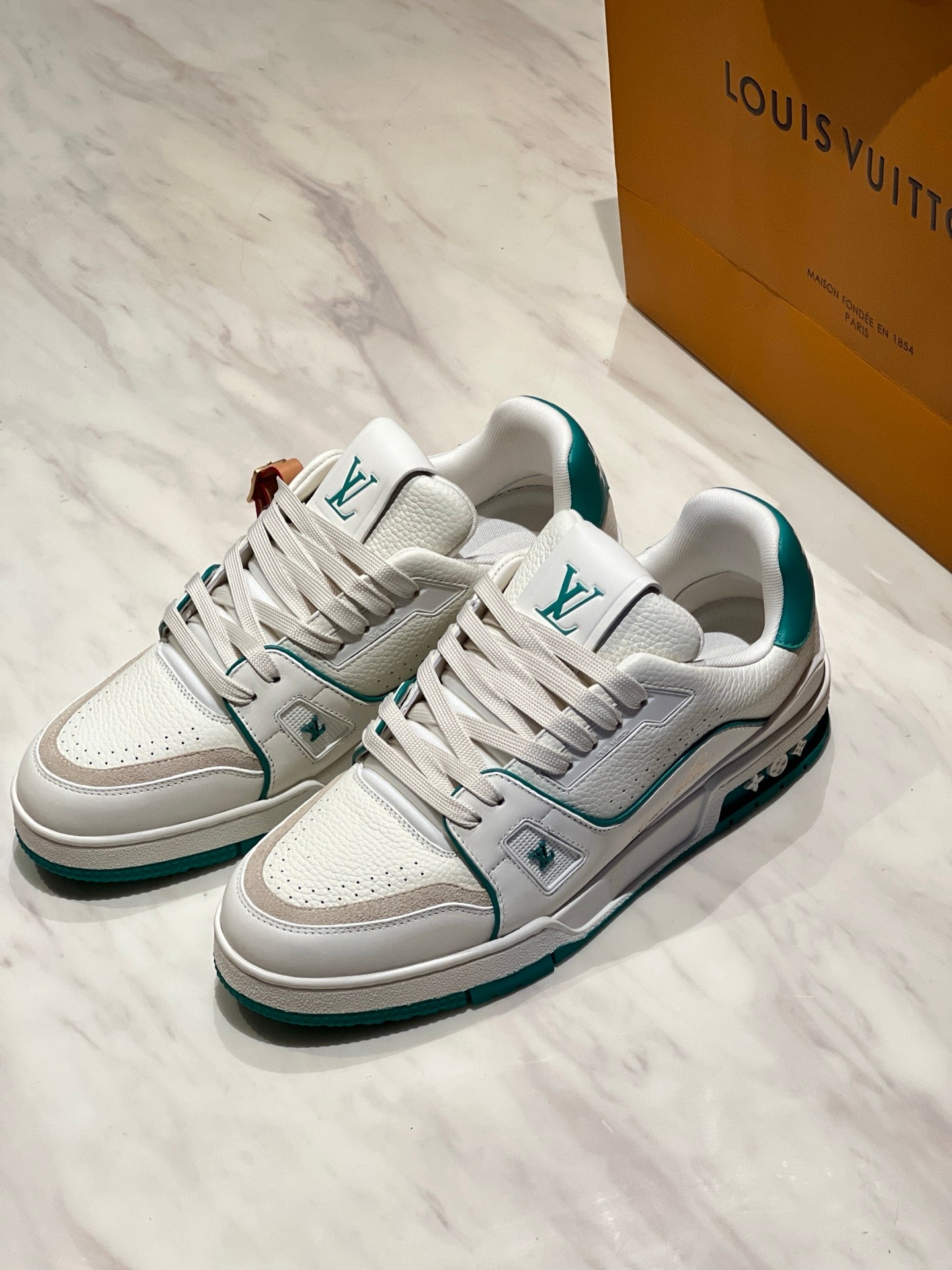 LV Trainer Sneaker 1AKRDP